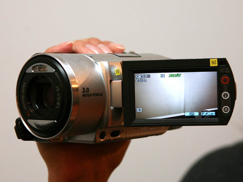 ソニー、30GB 1.8型HDDを搭載したハンディカム