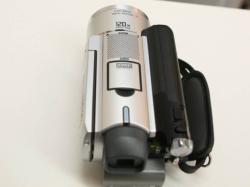 ソニー、30GB 1.8型HDDを搭載したハンディカム