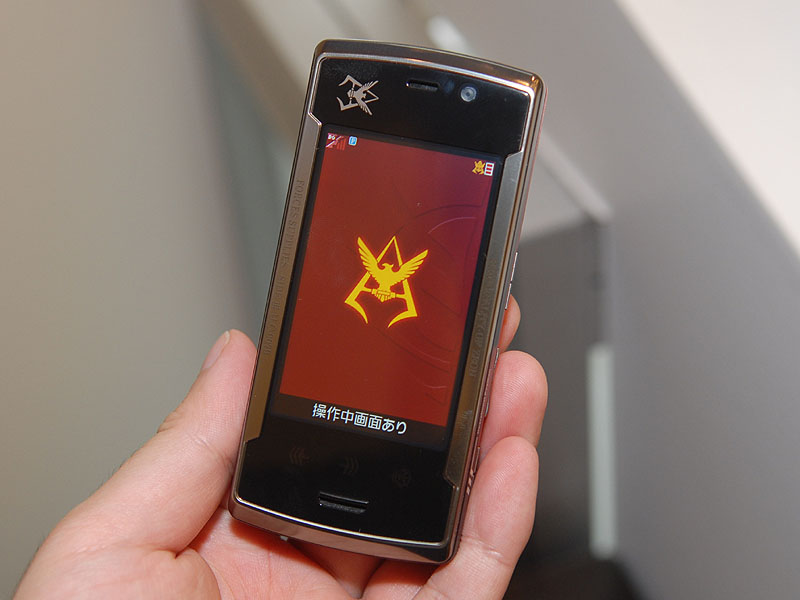 ソフトバンク、“シャア専用”携帯電話の発売日決定