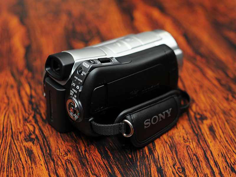 ソニー、フルHD録画対応のHDD内蔵型AVCHDハンディカム