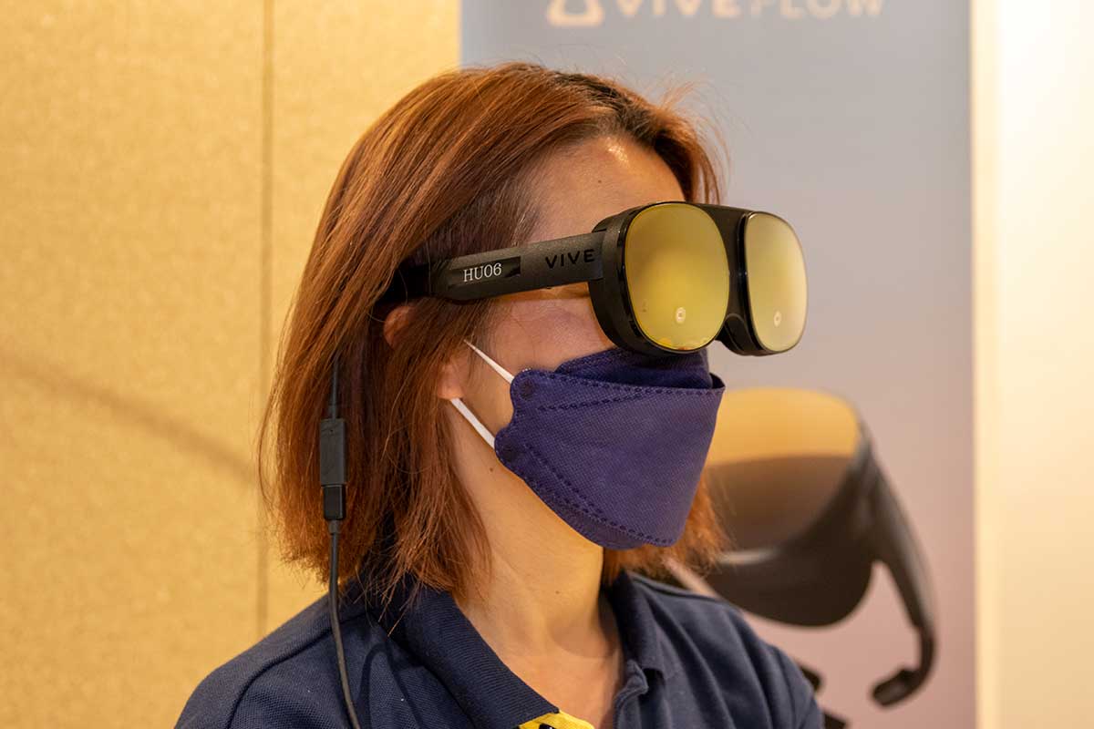メガネのように折りたためる“VRグラス”「VIVE Flow」 - AV Watch