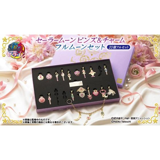 セーラームーンのコンパクトなどアイテムモチーフがピンズ＆チャームに