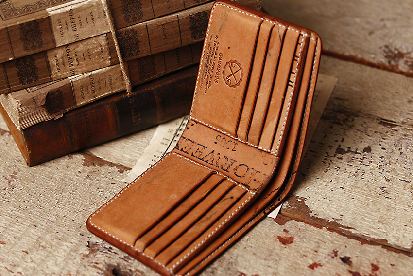 HORWEEN社製シェルコードバンのナチュラルで仕立てた、二つ折り