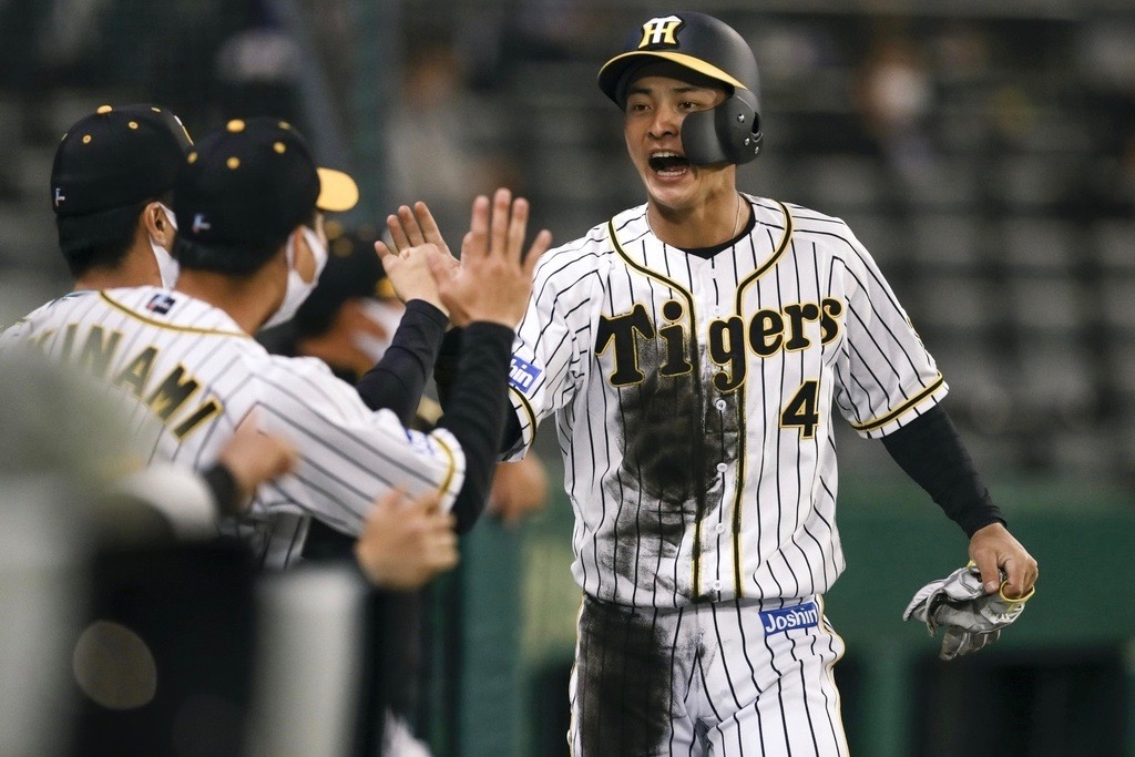 岡田彰布氏、阪神内野手登録の熊谷、高寺がレフトで先発する現状に