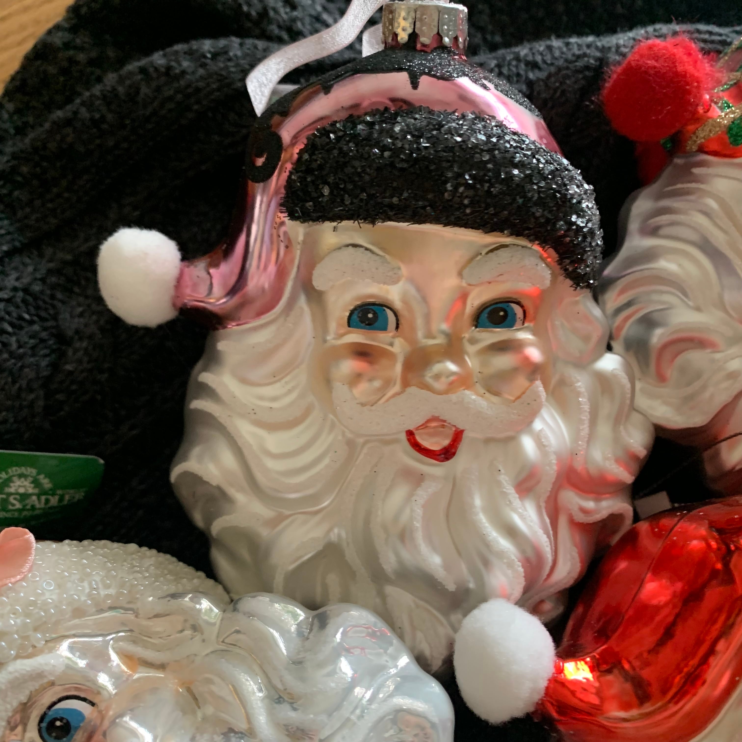 サンタヘッドオーナメント / ピンク&ブラック | The Vince Christmas Shop