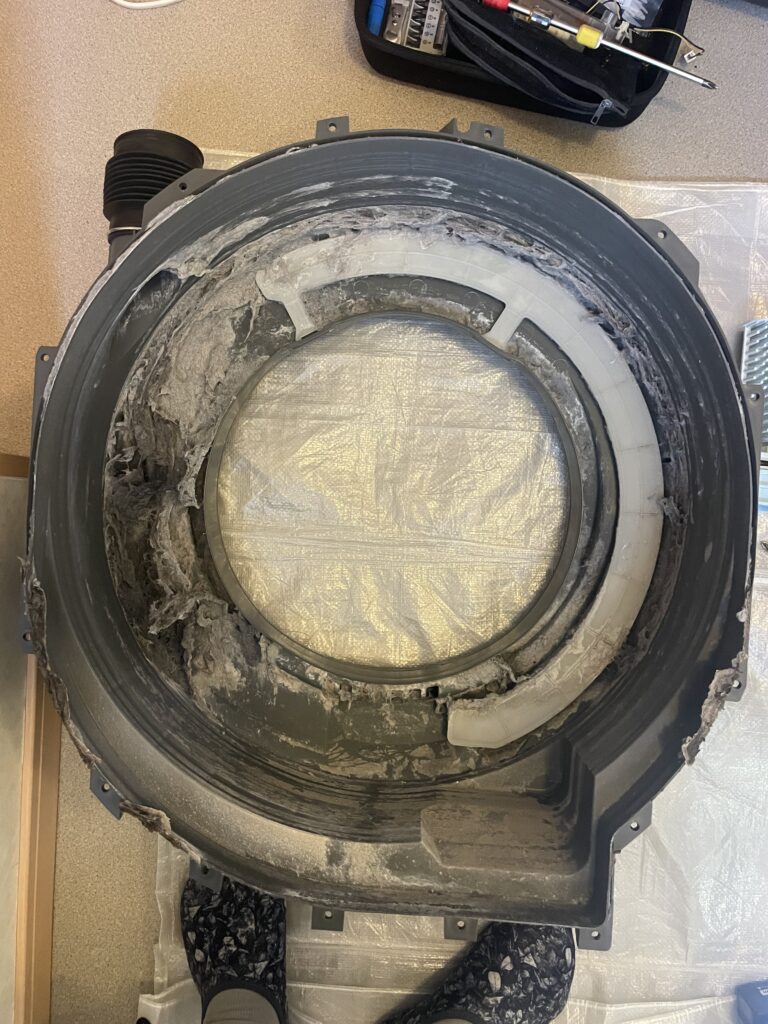 ドラム式洗濯機分解清掃:TOSHIBA TW-127X9分解クリーニング作業