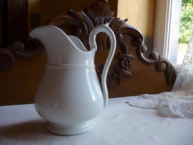 フランスアンティーク 白い水差し - une Belle Chose