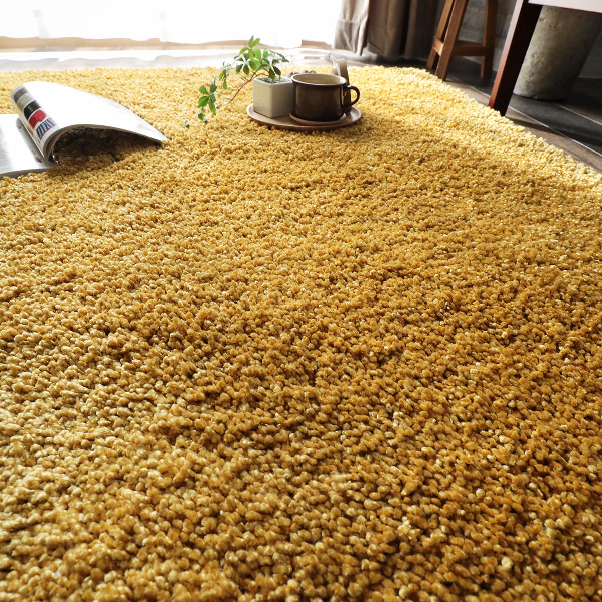 ナイロン100％！さらふわタッチの高級感あふれるシャギーラグ