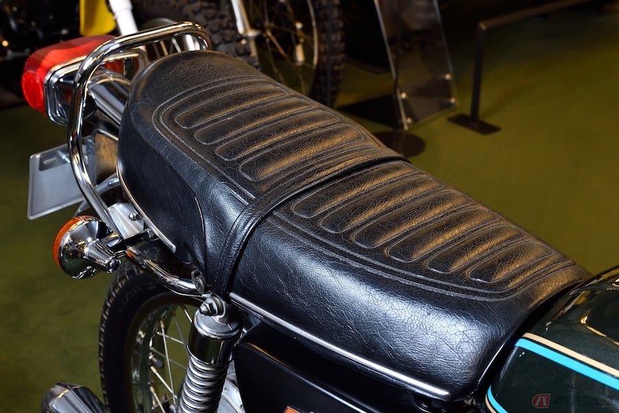 スズキGT380に取り付けられた三段シート背面にはポエムが記されていた