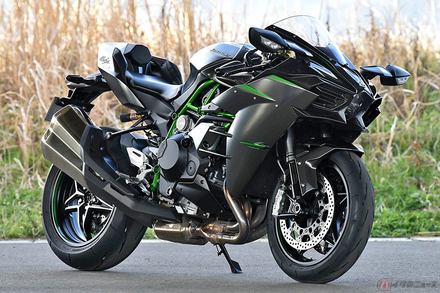 スーパーチャージドエンジンを搭載するカワサキ「Ninja H2 CARBON」が1