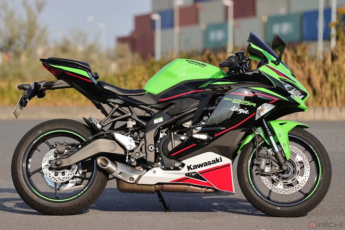 身長153cmのライダーから見た、カワサキ「Ninja ZX-25R」の足着きと