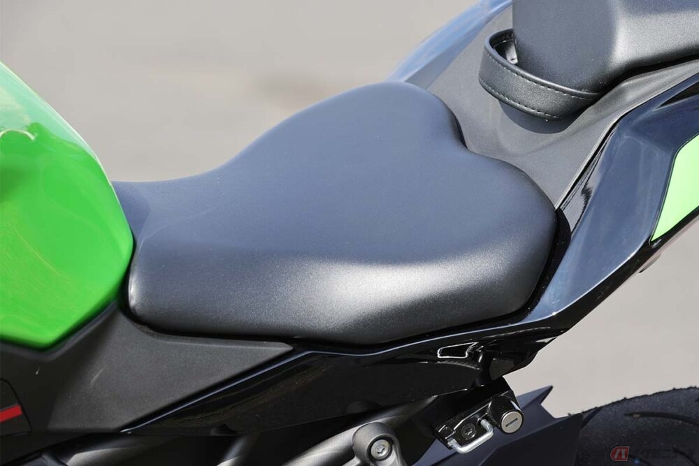 身長153cmのライダーから見た、カワサキ「Ninja ZX-25R」の足着きと