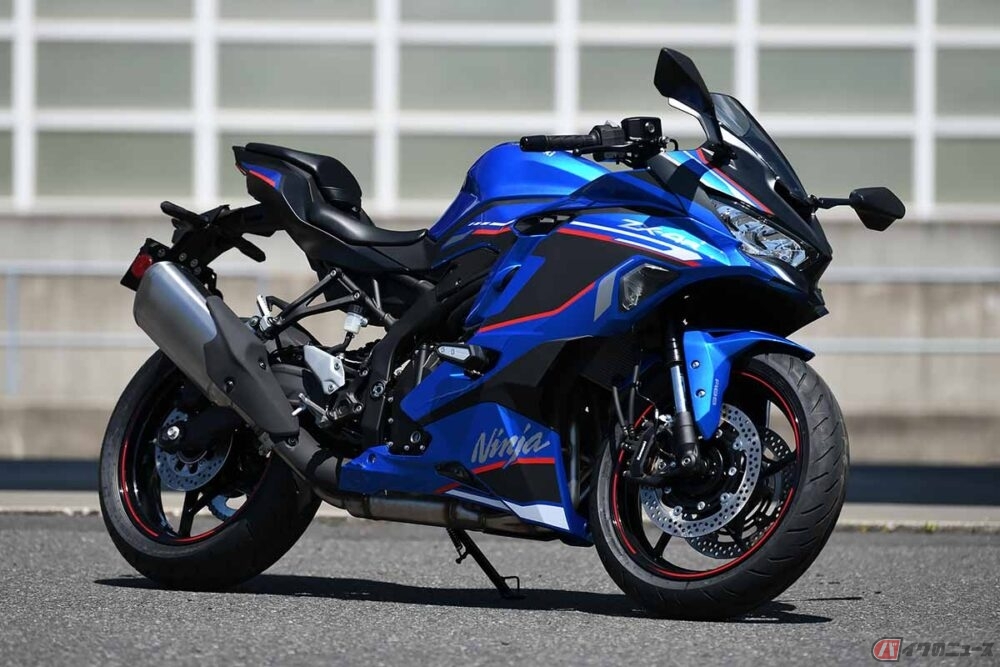 カワサキ「Ninja ZX-4R」 オリジナルコラボレーションロゴを採用した