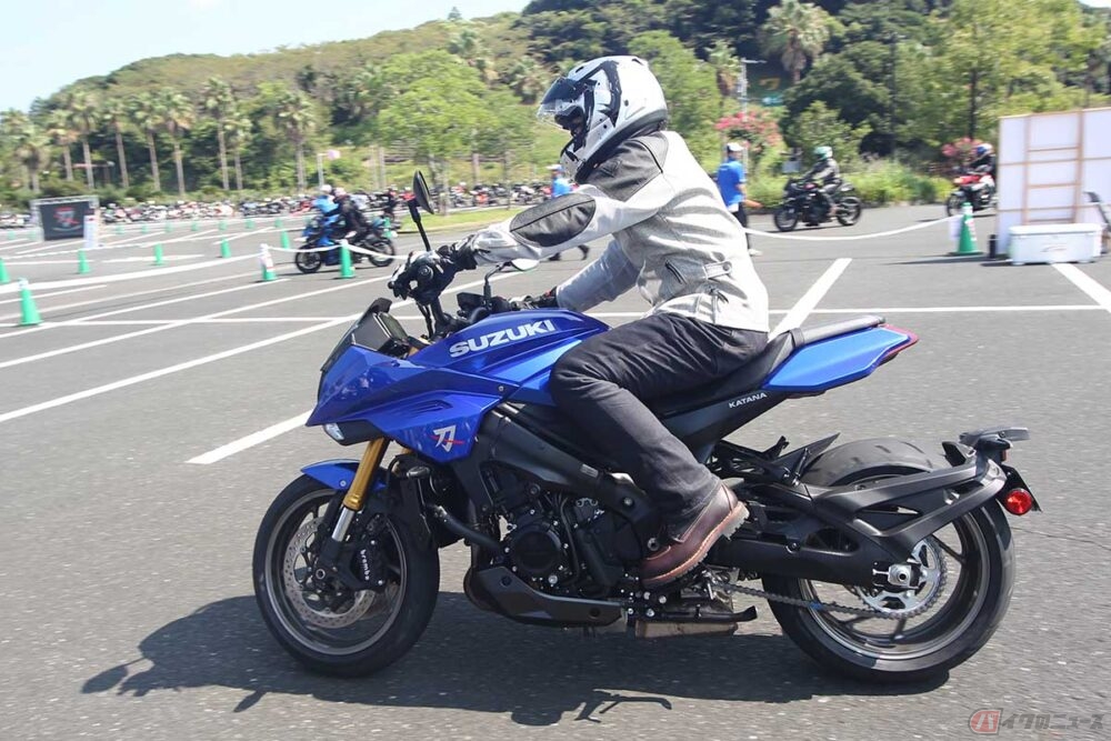 首都高の青い鳥」仕様!? スズキ「KATANA」国内初公開の新型モデルに