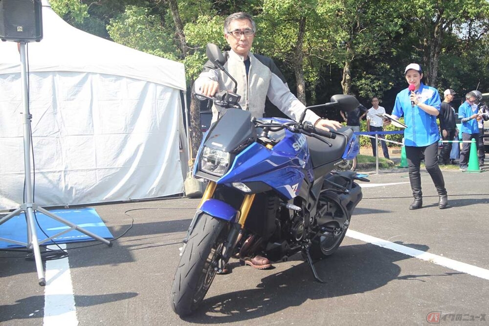 首都高の青い鳥」仕様!? スズキ「KATANA」国内初公開の新型モデルに
