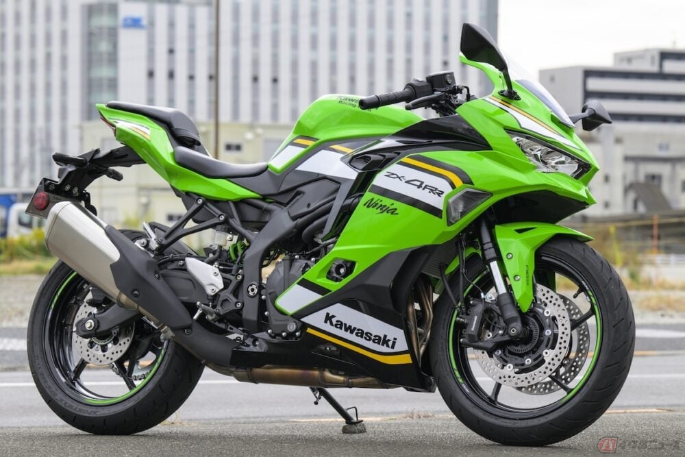 ヨンヒャク4発独占中のカワサキZX-4RRは大型キラーの万能バイクだ