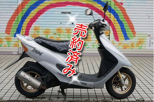 スタイリッシュなデザインに映えるエナメルシート☆【HONDA】ライブDIO