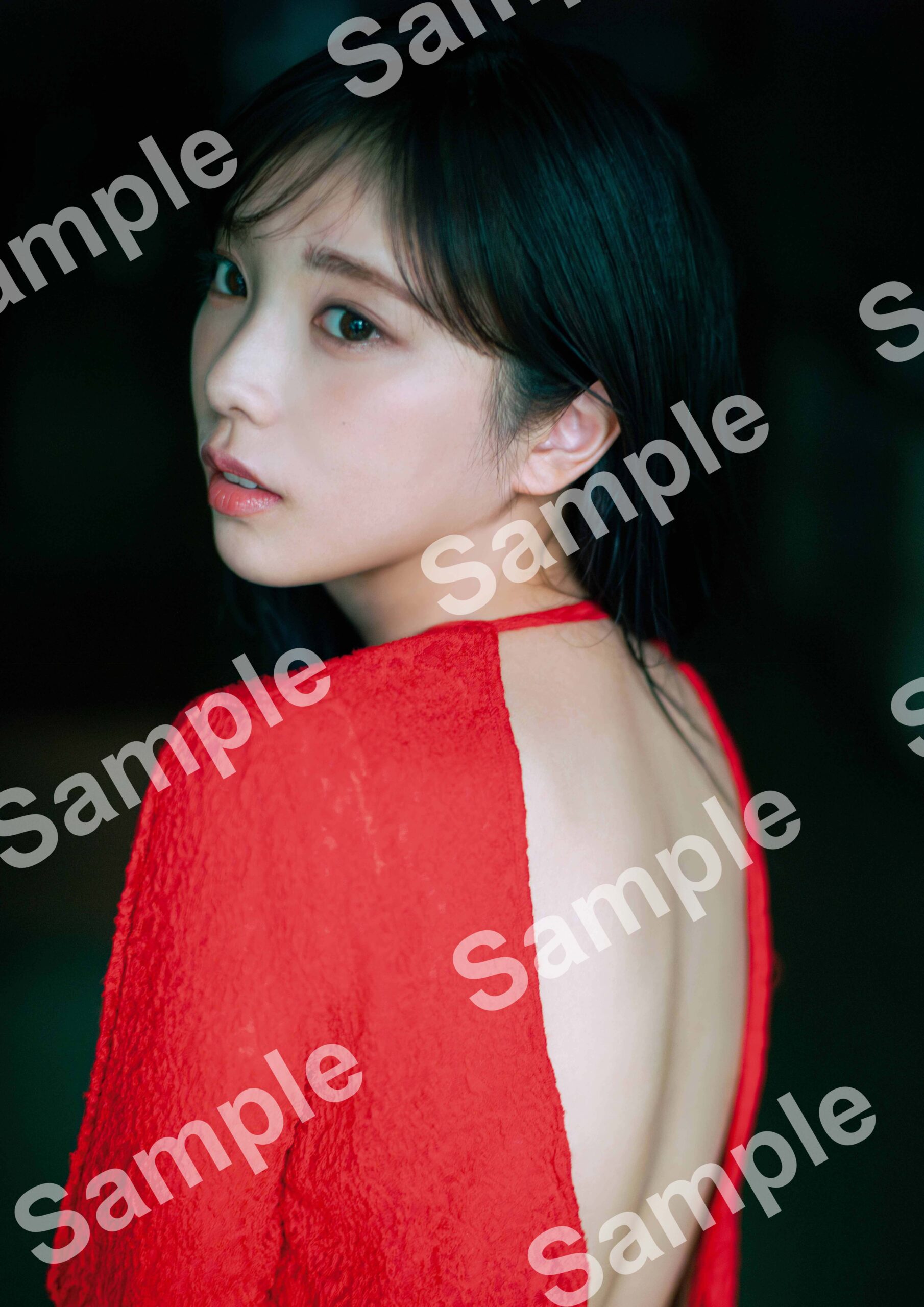 乃木坂46与田祐希3rd写真集・特典】背中が開いた大胆赤ドレス