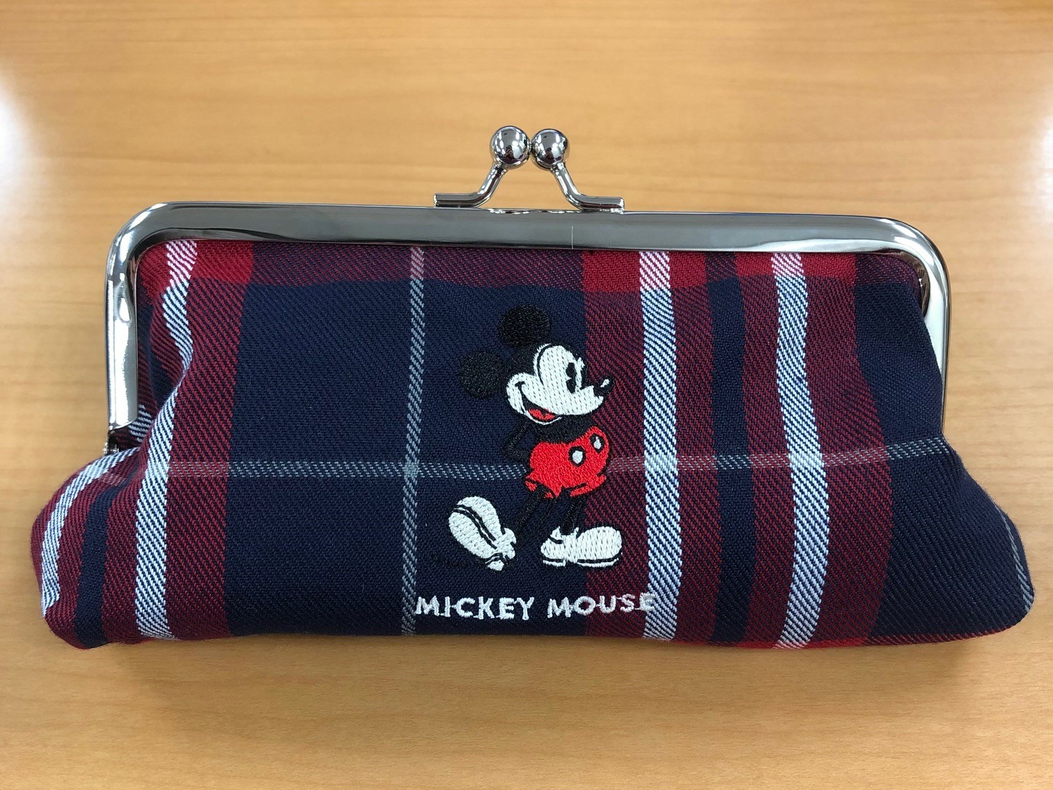 横長だから使い方いろいろ。オトナ可愛い秋色ミッキーがま口ポーチ