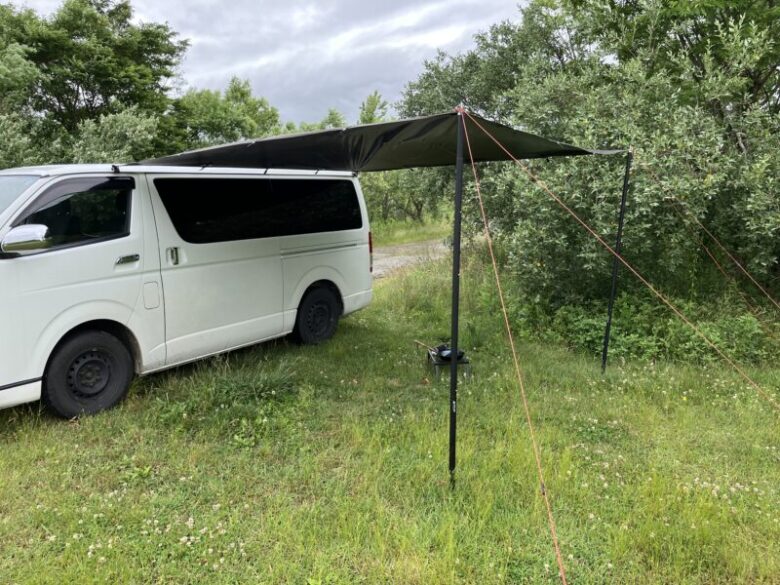 ハイエース車中泊にピッタリのカーサイドタープ！固定はこれで決まり