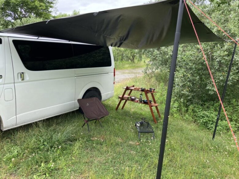 ハイエース車中泊にピッタリのカーサイドタープ！固定はこれで決まり