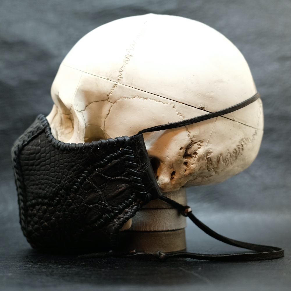 ラグジュアリーで個性的なワニを纏うリッチなマスク BAD-BORIS MASK