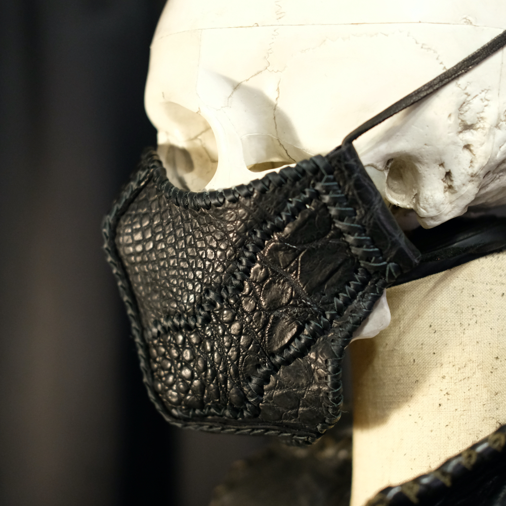 ラグジュアリーで個性的なワニを纏うリッチなマスク BAD-BORIS MASK