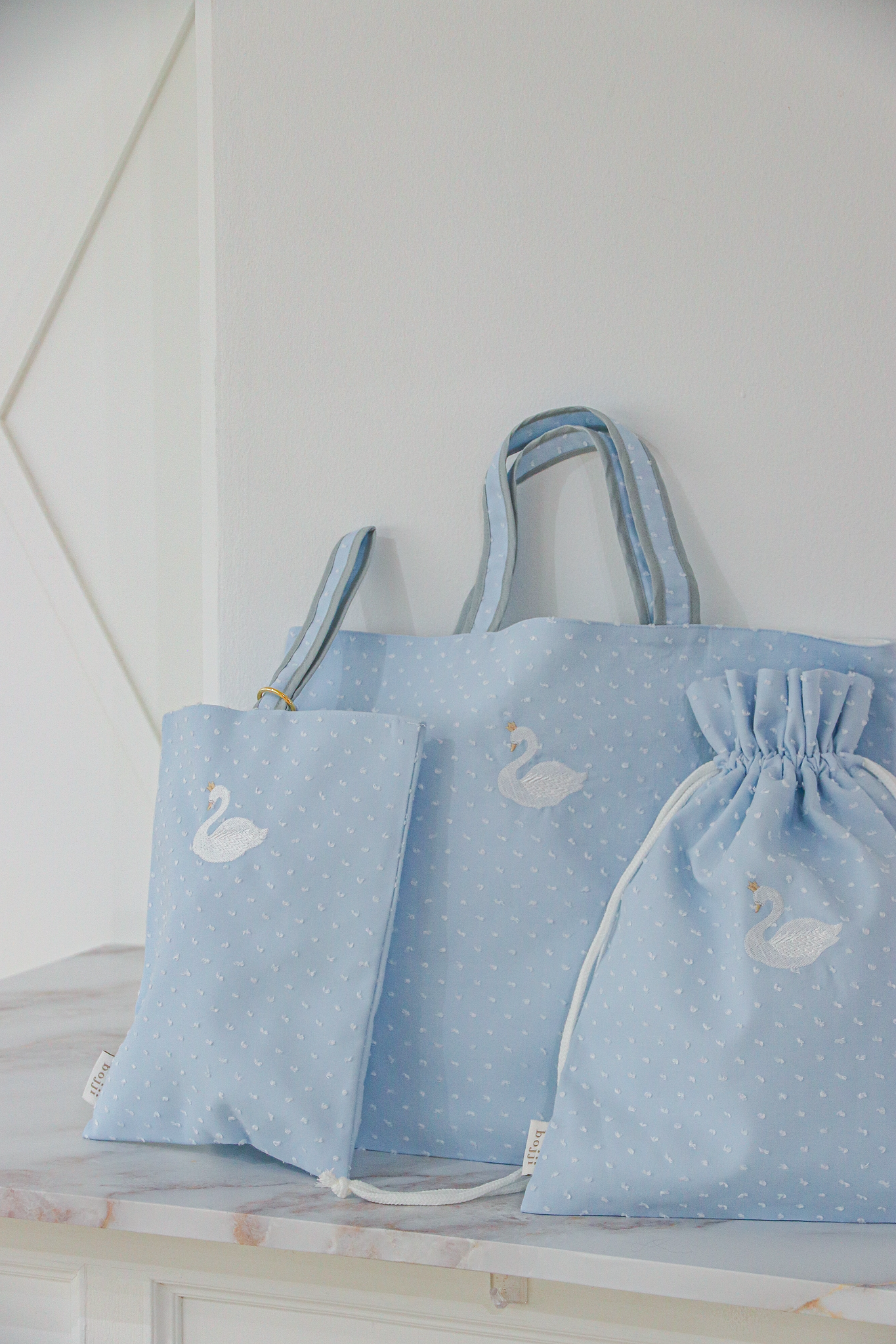 予約】スワン刺繍のレッスンバッグ/ミルクブルー – bojji 公式