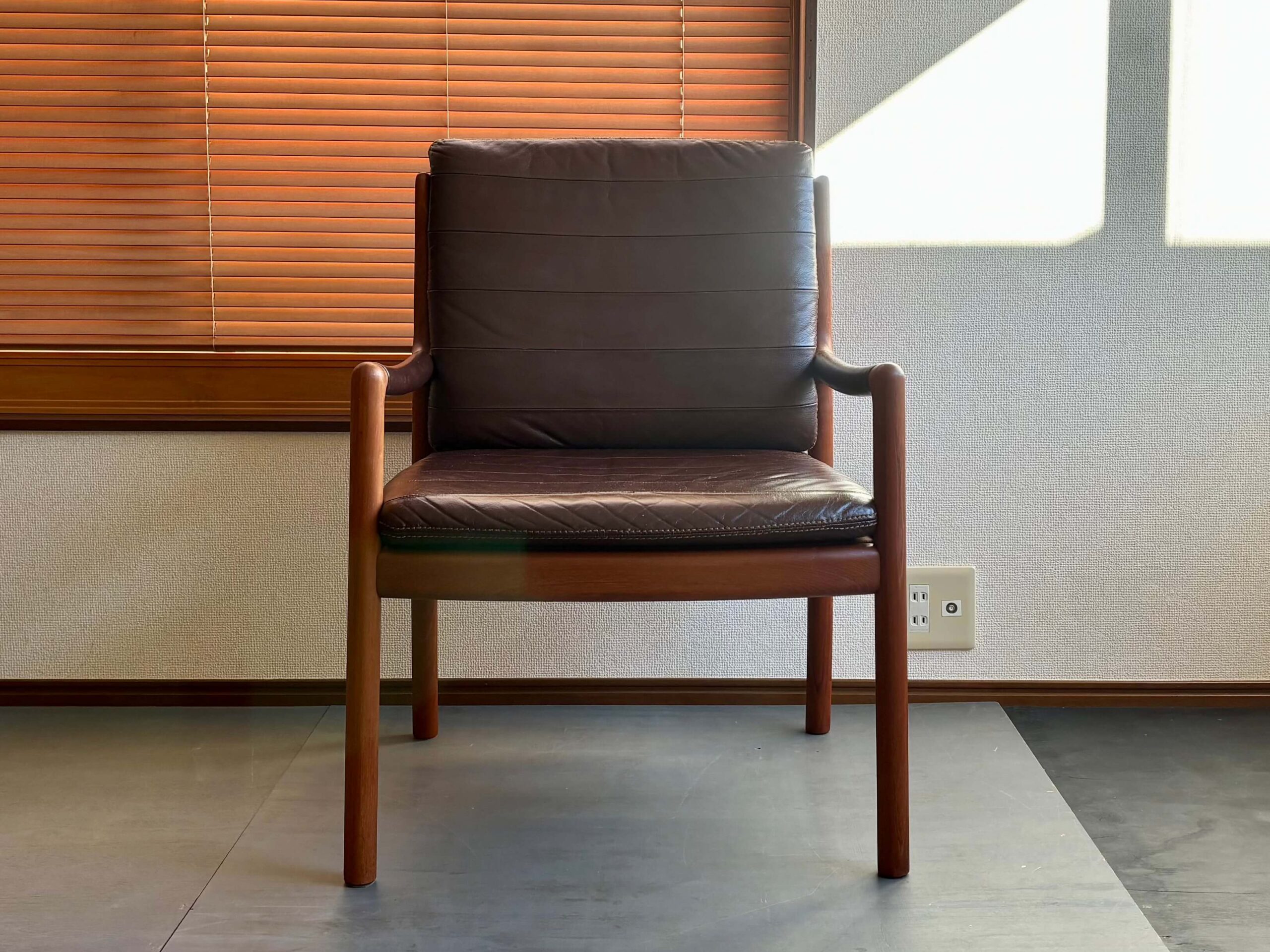 No.11089「日田工芸〈マキシム〉アームチェア：チーク×レザー」SOLD