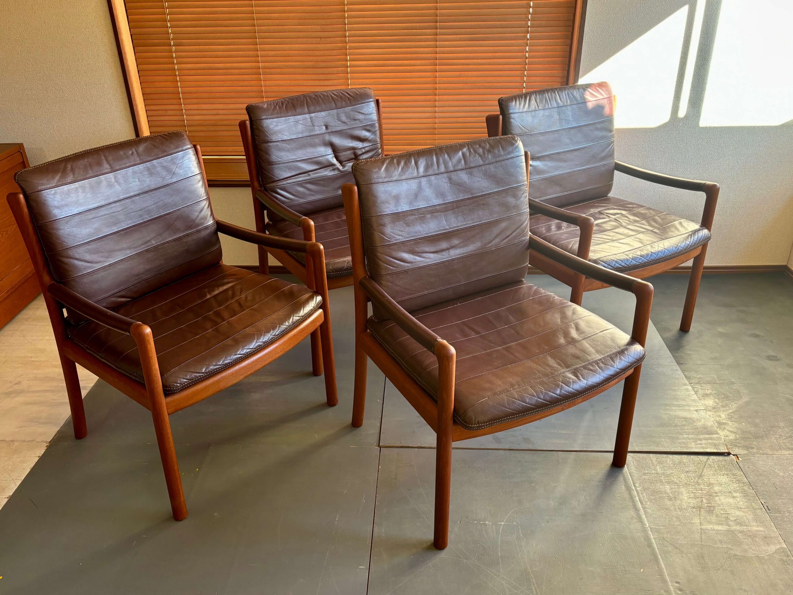 No.11089「日田工芸〈マキシム〉アームチェア：チーク×レザー」SOLD