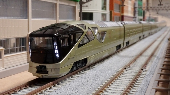 TOMIX E001形｢TRAIN SUITE四季島｣をKATOと並べる - ビスタ模型鉄道