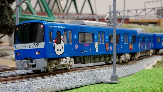 京急600形「コリラックマ＆チャイロイコグマ」 - ビスタ模型鉄道