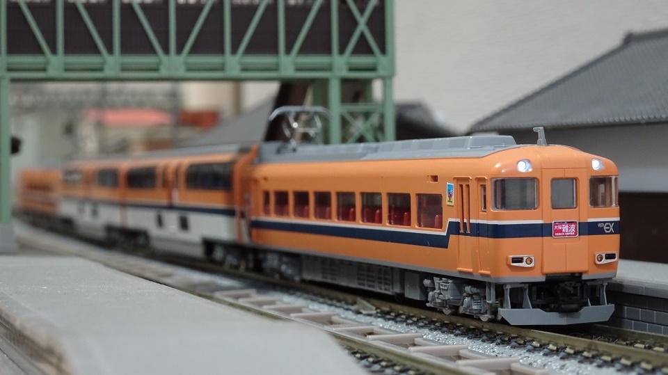 新車入線】近鉄30000系ビスタEX 新塗装・喫煙室付 ー喫煙室なしと並べ