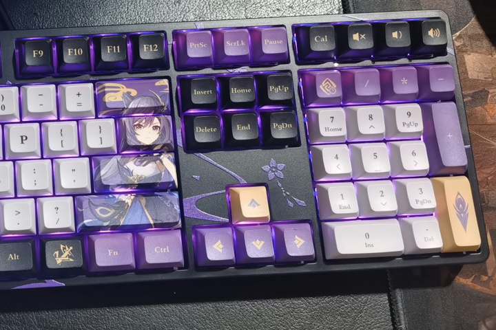 原神の公式ストアで売っている”刻晴”のメカニカルキーボード、キー