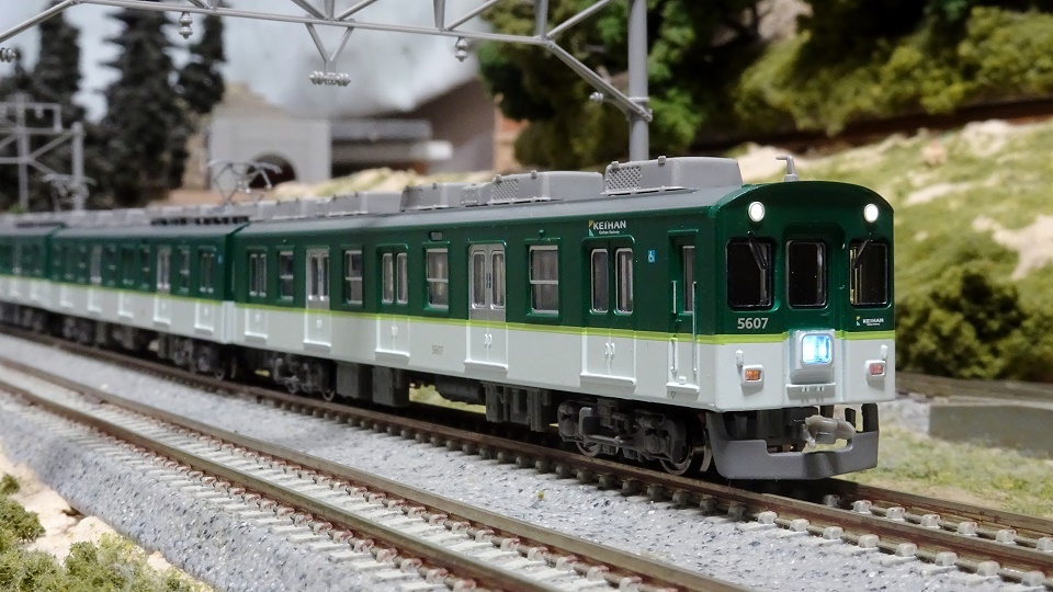 日本初の多扉通勤車 京阪5000系も新塗装が入線 - ビスタ模型鉄道