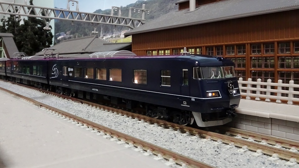 JR 117-7000系 WEST EXPRESS 銀河 入線しました！♪ - ビスタ模型鉄道
