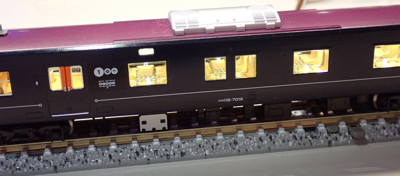 tomix WEST EXPRESS銀河 エヌ小屋内装シールの取り付け | 川崎駅