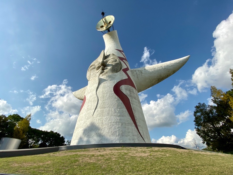 実は太陽の塔は「あるもの」を見つめていた!?その瞳の先にある今は亡き