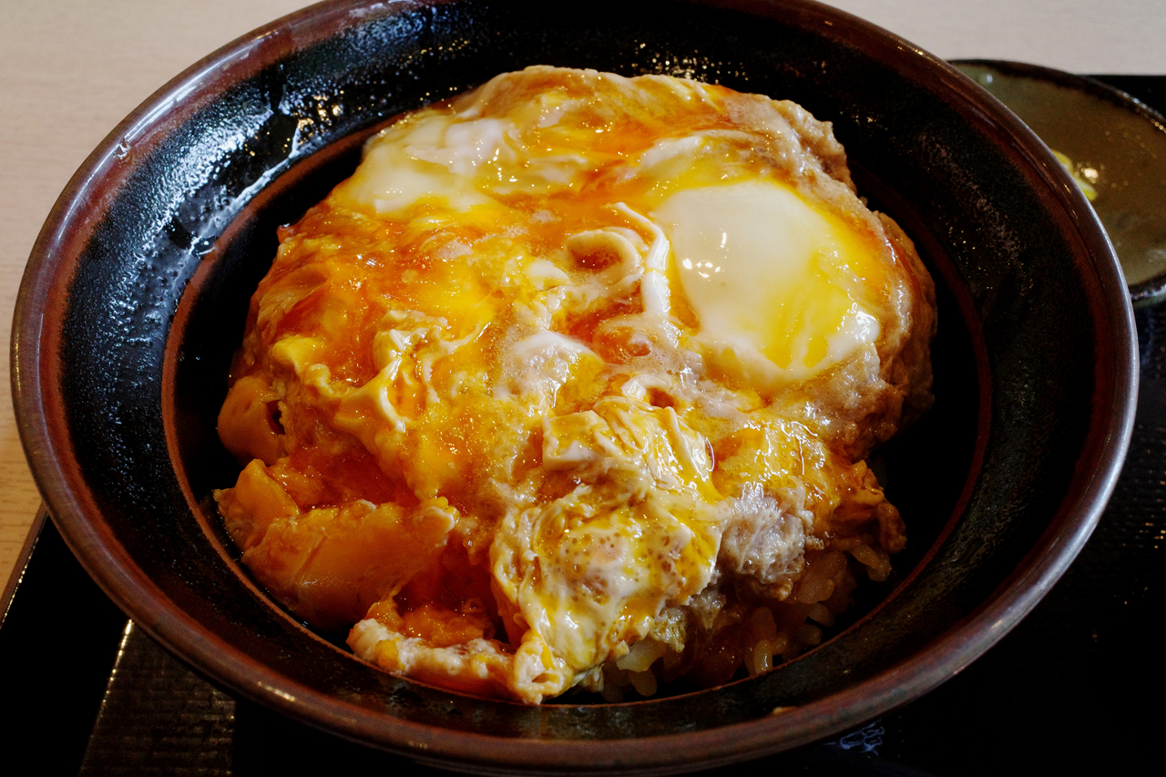 特攻の母 鳥濱トメの玉子丼 靖國八千代食堂 ＠ 靖國神社 221030 - イケ