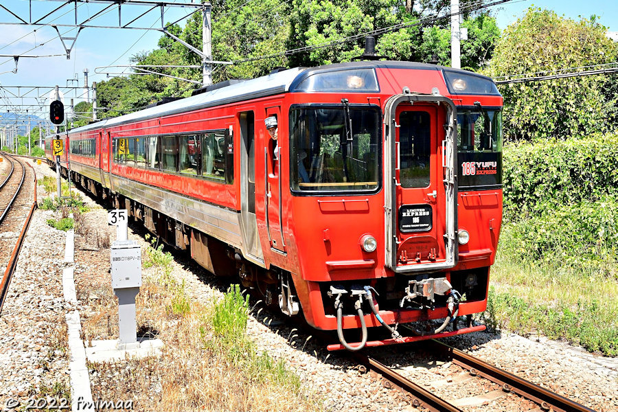 JR九州 キハ185系 アラウンド・ザ・九州色 入線 - ナマケモノ写真館