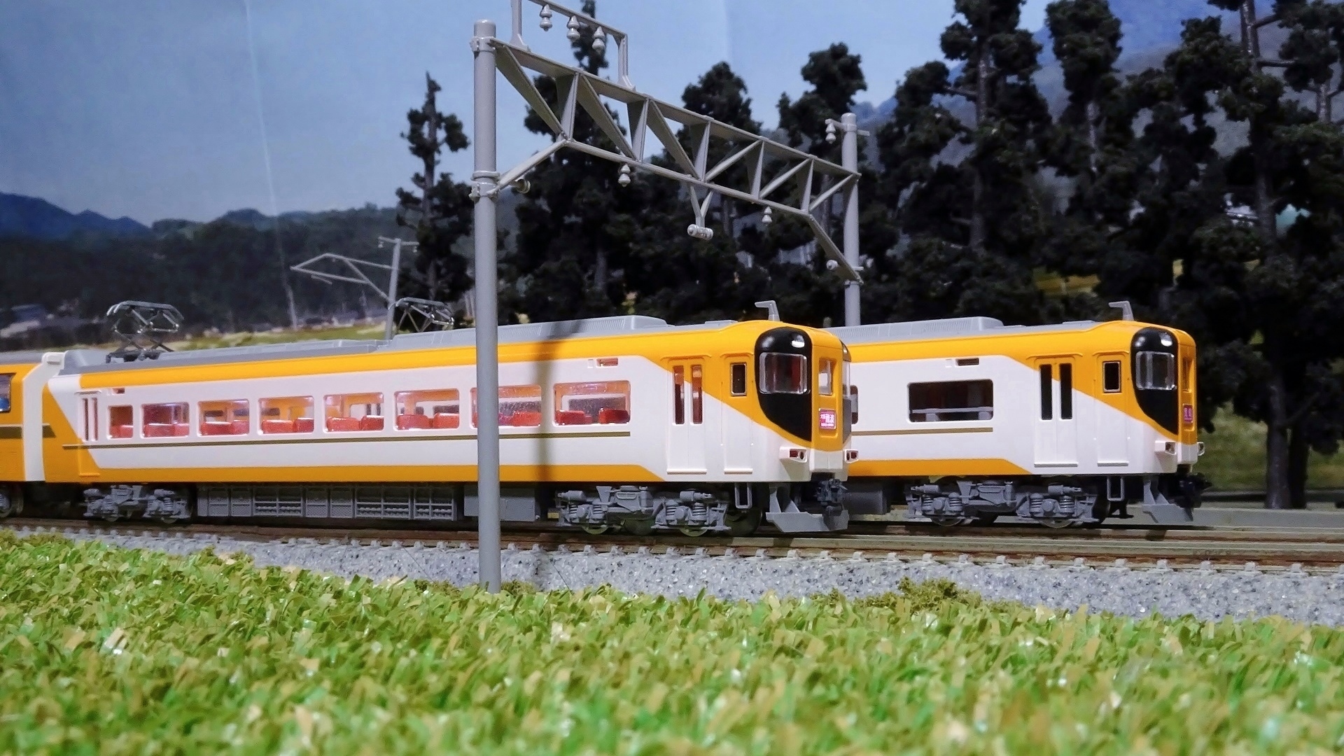 新車入線】近鉄30000系ビスタEX 新塗装・喫煙室付 ー喫煙室なしと並べ