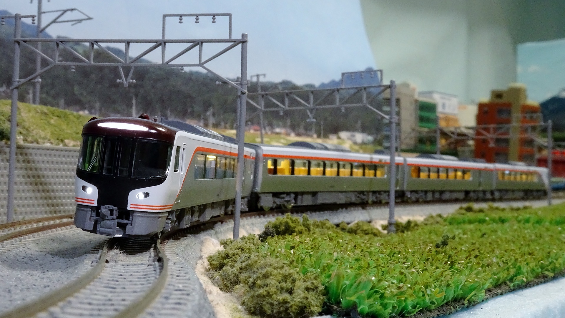 JR HC85系試験走行車 室内灯の色は・・・温白色？！？ - ビスタ模型