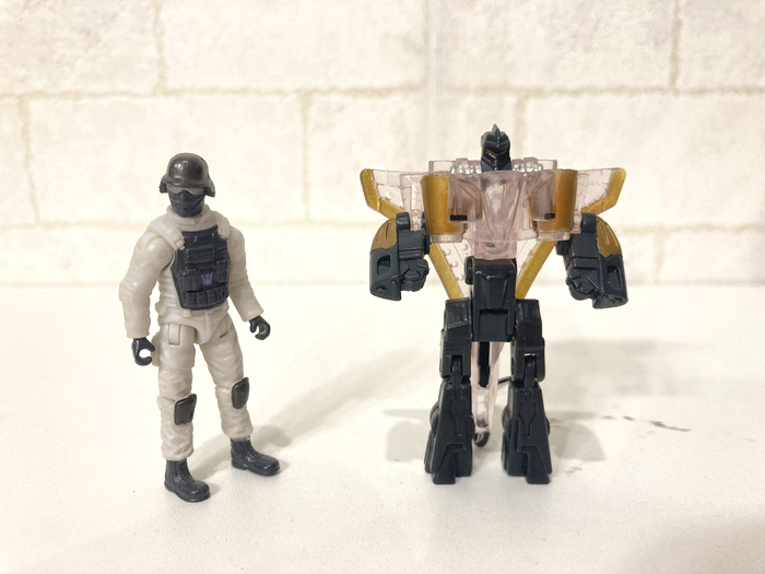 剣が持つ力は破滅のみ『エアアサルトマイクロン ダークセイバー