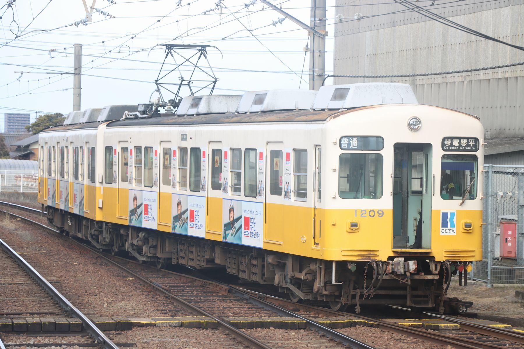 高松琴平電気鉄道琴平線仏生山駅(K06) (下り・上り) - 構図勝負の撮影