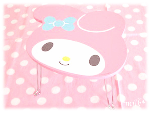 マイメロディ インテリアにフェイス形スツール＆ミニテーブル