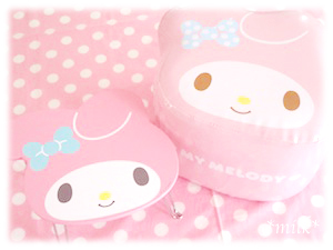 マイメロディ インテリアにフェイス形スツール＆ミニテーブル