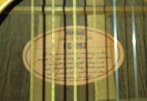 ヤマハ YAMAHA FG-252 オレンジラベル | ログハウスでアコギ