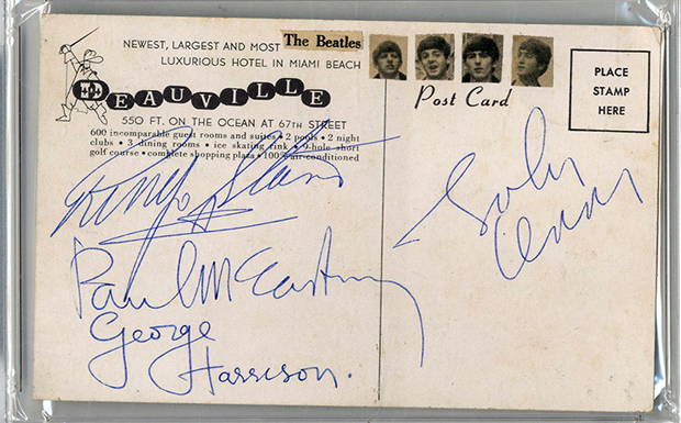 ビートルズ全員のサインが入ったポストカードがオークションに