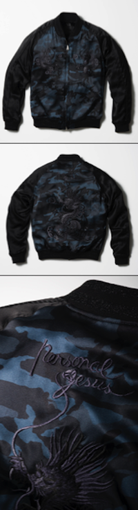 静かなブルーの世界を力強く舞う 