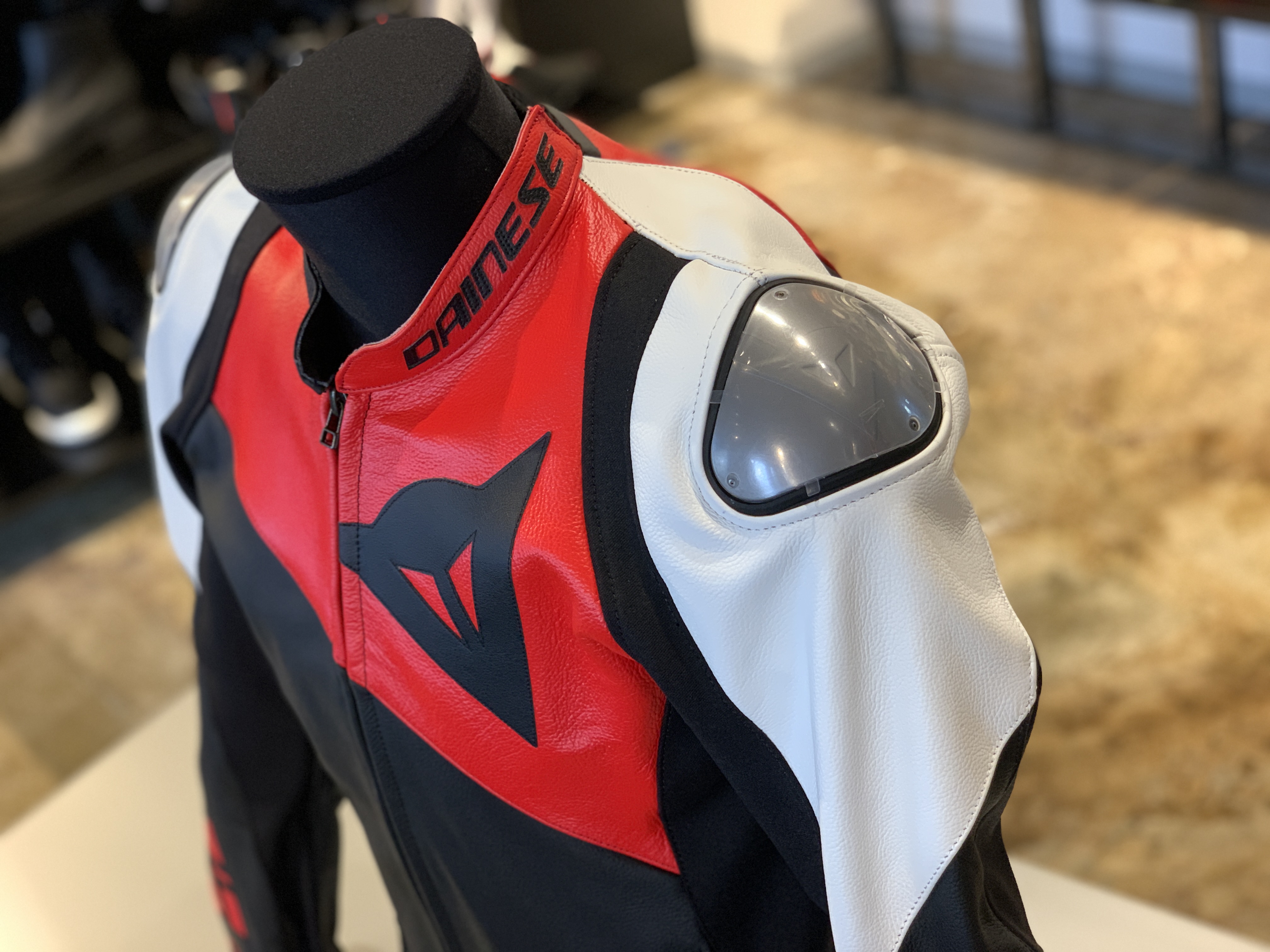 アシンメトリーデザインが目を引く新作レザージャケット 